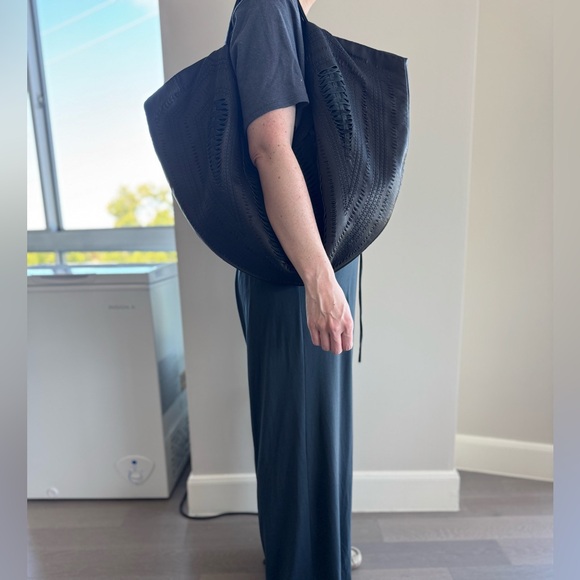 Elie Tahari 100% Leather Hobo Bag in Black NWOT - Picture 15 of 17